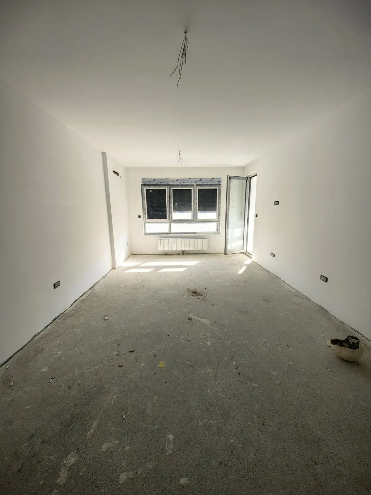 Dnevni boravak u stanu Skyline Plaza Tuzla prije uređenja enterijera